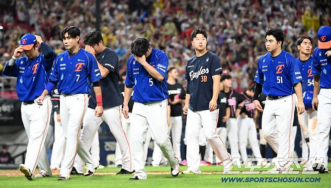 21일 광주KIA챔피언스필드에서 열린 한화와 KIA의 경기. KIA가 7대3으로 승리하며 4연승을 달렸다. 4연패에 빠진 한화 선수단이 그라운드를 빠져나가고 있다. 광주=허상욱 기자wook@sportschosun.com/2026.07.21/