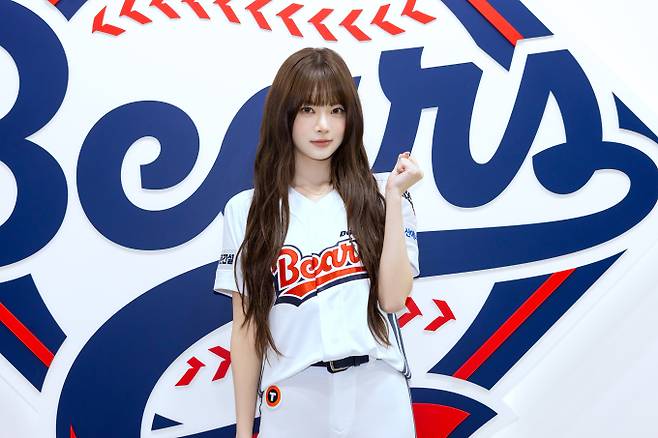 르세라핌 홍은채, 日 프로야구 마운드 오른다 (제공: 쏘스뮤직)