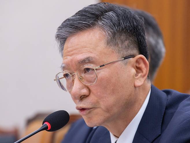 정성호 법무부 장관이 22일 국회 법제사법위원회 긴급현안질의에서 의원 질의에 답하고 있다. /연합뉴스