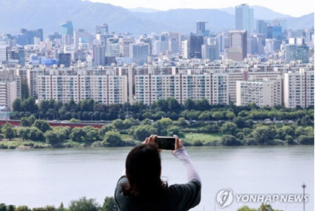 한강 이북에서 바라본 압구정 재건축 단지 전경. [연합뉴스]