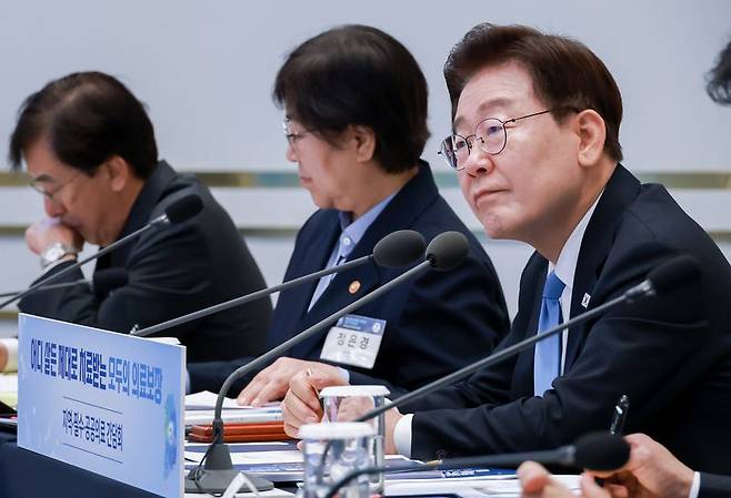 이재명 대통령이 22일 청와대에서 열린 지역·필수·공공의료 간담회에서 참석자 발언을 듣고 있다. 연합뉴스