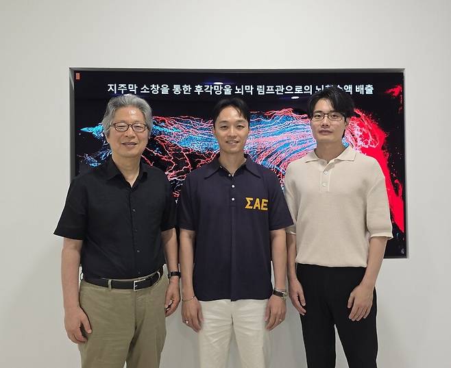 기초과학연구원 혈관 연구단 고규영 단장(왼쪽)과 연구를 주도한 홍선표 연구위원(가운데), 진철화 연구원(박사과정)(오른쪽). 과학기술정보통신부 제공