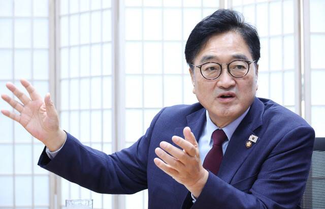 우원식 더불어민주당 의원이 16일 오후 국회 의원회관 의원실에서 8·17 전당대회를 앞두고 민주당이 나가야 할 바에 대해 이야기하고 있다. 김정효 기자 hyopd@hani.co.kr
