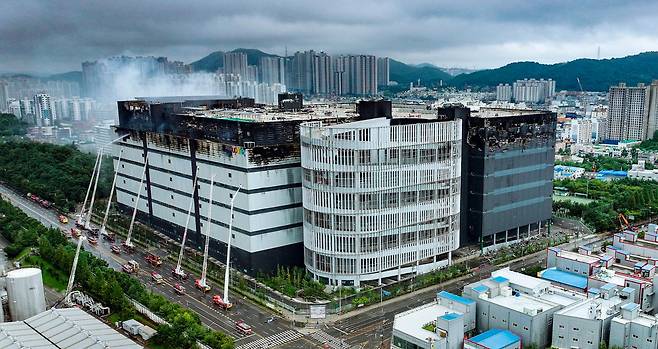 21일 인천 서해구 석남동 쿠팡32물류센터 화재 현장에서 소방대원들이 잔불 진화를 하고 있다. 소방 당국은 이날 오후 대응 단계를 1단계로 하향 조정했다. 뉴스1