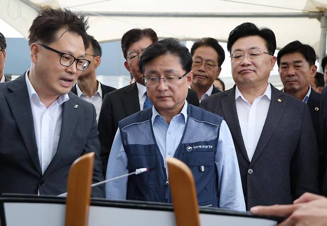 김성환 기후에너지환경부 장관이 22일 경기 용인 처인구 반도체 국가산단 부지에서 현황 브리핑을 듣고 있다. 용인=뉴스1