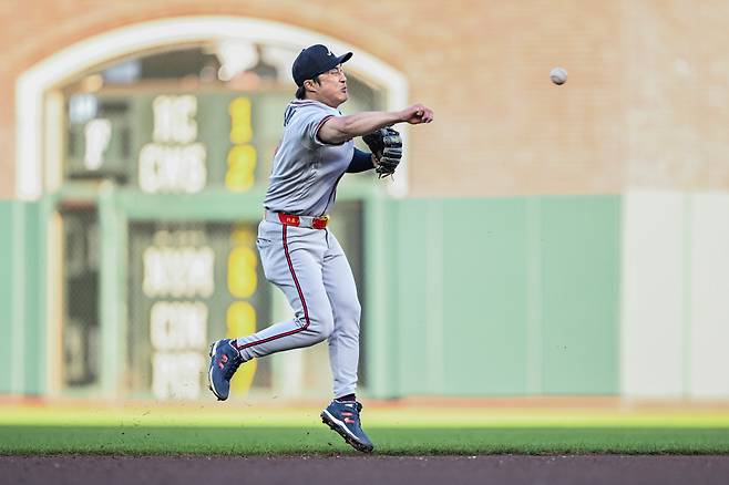 <yonhap photo-7367=""> Atlanta Braves' Ha-Seong Kim throws the ball to first of the out during the fourth inning of a baseball game against the San Francisco Giants, Saturday, June 27, 2026, in San Francisco (AP Photo/Justine Willard)/2026-06-28 17:05:51/ <저작권자 ⓒ 1980~2026 ㈜연합뉴스. 무단 전재 재배포 금지, AI 학습 및 활용 금지></yonhap>