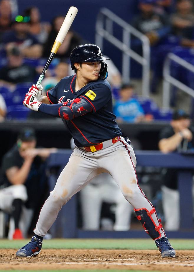 <yonhap photo-3530=""> MIAMI, FLORIDA - MAY 19: Ha-Seong Kim #7 of the Atlanta Braves bats during the eighth inning against the Miami Marlins at loanDepot park on May 19, 2026 in Miami, Florida. Carmen Mandato/Getty Images/AFP (Photo by Carmen Mandato / GETTY IMAGES NORTH AMERICA / Getty Images via AFP)/2026-05-20 08:11:42/ <저작권자 ⓒ 1980~2026 ㈜연합뉴스. 무단 전재 재배포 금지, AI 학습 및 활용 금지></yonhap>