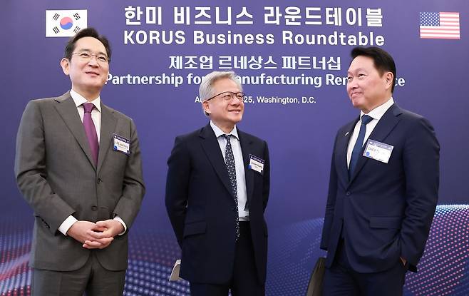 이재용 삼성전자 회장(맨 왼쪽)과 최태원 대한상공회의소 회장 겸 SK그룹 회장(맨 오른쪽)이 지난해 8월 미국 워싱턴DC 윌라드 호텔에서 열린 한미 비즈니스 라운드 테이블 리셉션에서 젠슨 황 엔비디아 최고경영자(CEO)와 대화하고 있다. 연합뉴스