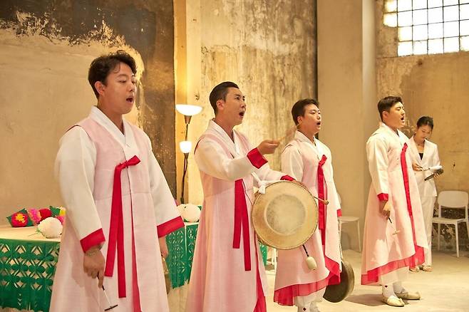 전통연희집단 '푸너리'가 15일 '경계에서 함께 보기' 오프닝 연계 프로그램에서 공연하고 있다.&nbsp;파마리서치문화재단 제공