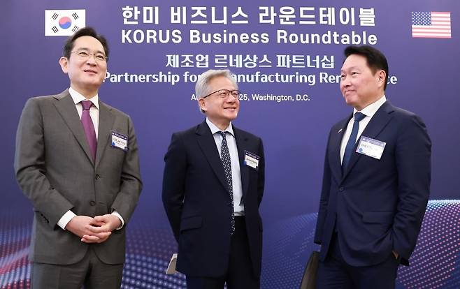 이재용 삼성전자 회장과 최태원 대한상공회의소 회장 겸 SK그룹 회장이 25일(현지시간) 미국 워싱턴DC 윌라드 호텔에서 열린 한미 비즈니스 라운드 테이블 리셉션에서 젠슨 황 엔비디아 최고경영자(CEO)와 대화하고 있다. 2025.8.26 / 사진=연합뉴스