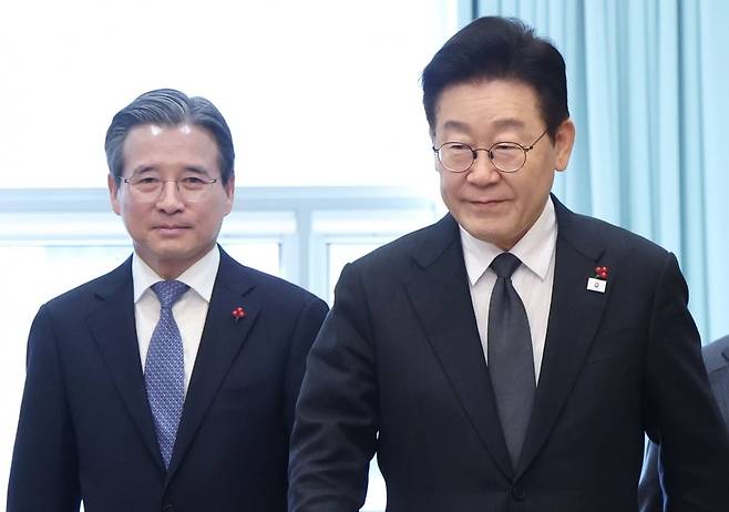 이재명 대통령이 22일 청와대에서 열린 수석보좌관회의에서 김용범 정책실장, 위성락 안보실장과 함께 입장하고 있다./2026.1.29. 청와대사진기자단 한국경제 김범준 기자