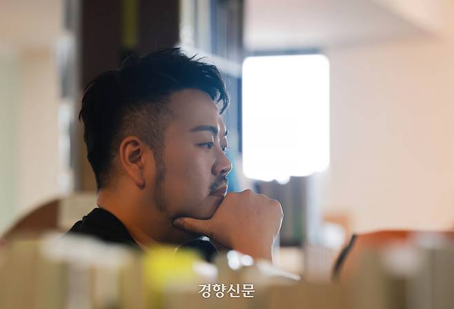 장편소설 <지푸라기 왕관을 쓴 여자>를 발표한 박상영 소설가가 지난 16일 서울 종로구의 한 북카페에서 경향신문과 인터뷰 하고 있다. 정지윤 선임기자