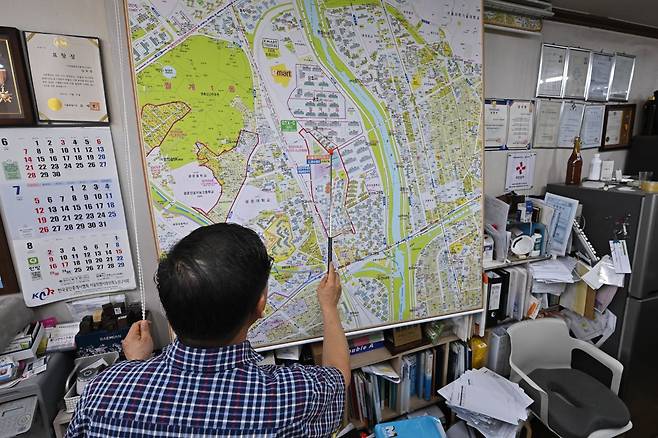 서울 노원구 미성합동공인중개사 김우정 대표가 지난 12일 사무실에서 지도를 가리키며 노원구 지역 일대를 설명하고 있다. 윤웅 기자