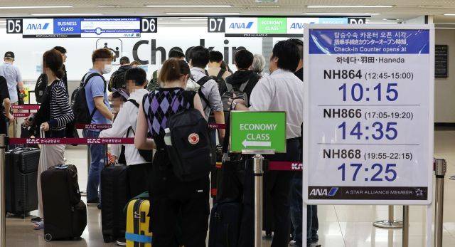 21일 김포국제공항 출국장에서 일본 하네다로 떠나는 여행객들이 탑승수속을 위해 줄을 서고 있다. 연합뉴스
