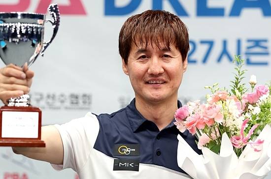 큐스쿨을 불참하며 자진해서 드림투어로 강등됐던 박기호가 21일 PBA드림투어 3차전에서 우승, 다음시즌 1부투어 복귀 가능성을 높였다. (사진=PBA)
