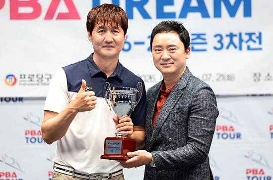 PBA드림투어 3차전에서 우승한 박기호(왼쪽)가 프로당구선수협회 황득희 회장과 기념촬영하고 있다. (사진=PBA)