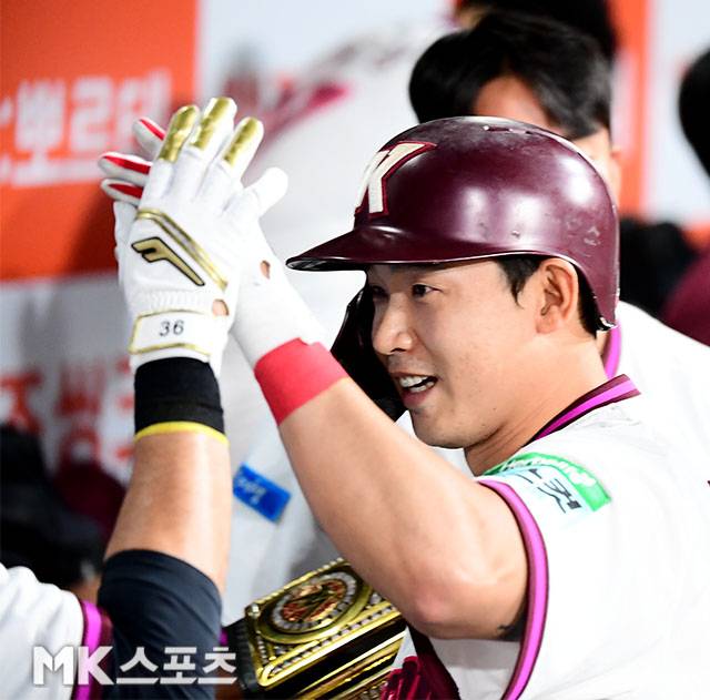 22일 오후 서울 고척스카이돔에서 ‘2026 신한 SOL KBO 리그’ 삼성 라이온즈와 키움 히어로즈 경기가 열렸다. 5회말 선두타자로 나온 키움 김웅빈이 0의 균형을 깨는 선제 솔로홈런을 치고 동료들과 기뻐하고 있다. 사진(고척 서울)=김영구 기자