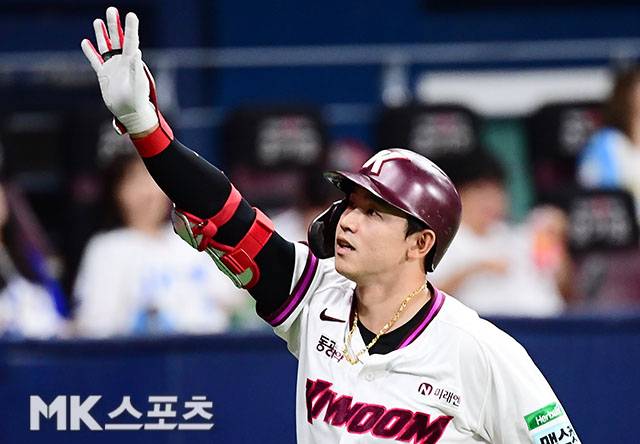 22일 오후 서울 고척스카이돔에서 ‘2026 신한 SOL KBO 리그’ 삼성 라이온즈와 키움 히어로즈 경기가 열렸다. 5회말 선두타자로 나온 키움 김웅빈이 0의 균형을 깨는 선제 솔로홈런을 치고 기뻐하고 있다. 사진(고척 서울)=김영구 기자