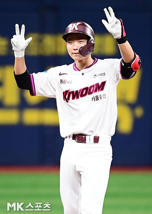 22일 오후 서울 고척스카이돔에서 ‘2026 신한 SOL KBO 리그’ 삼성 라이온즈와 키움 히어로즈 경기가 열렸다. 5회말 1사 2루에서 키움 권혁빈이 1타점 2루타를 치고 진루하고 있다. 사진(고척 서울)=김영구 기자