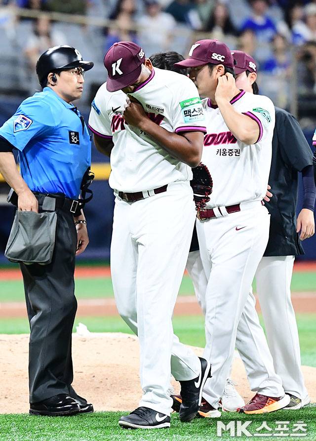 22일 오후 서울 고척스카이돔에서 ‘2026 신한 SOL KBO 리그’ 삼성 라이온즈와 키움 히어로즈 경기가 열렸다. 키움 선발 알칸타라가 5회초 무사 1루에서 몸에 이상함을 느끼며 교체되고 있다. 사진(고척 서울)=김영구 기자