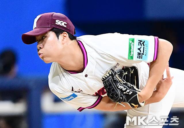 22일 오후 서울 고척스카이돔에서 ‘2026 신한 SOL KBO 리그’ 삼성 라이온즈와 키움 히어로즈 경기가 열렸다. 5회초 무사 1루에 등판한 키움 박지성이 역투하고 있다. 사진(고척 서울)=김영구 기자