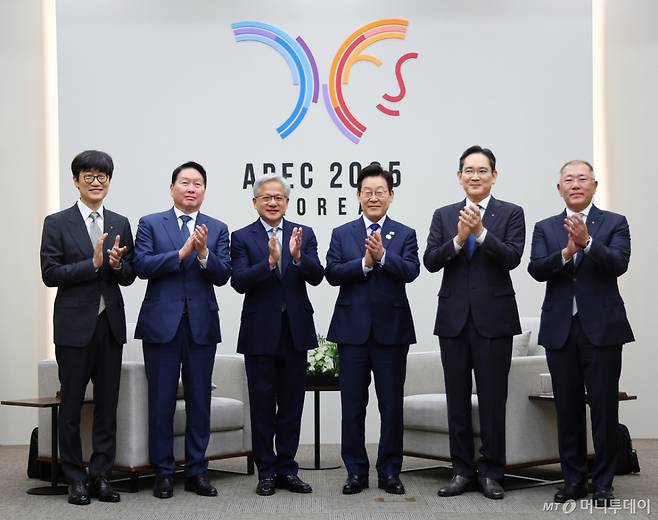 [경주=뉴시스] 고범준 기자 = 이재명 대통령이 31일 APEC 정상회의 장소인 경북 경주화백컨벤션센터(HICO)에서 젠슨 황 엔비디아 최고경영자(CEO) 접견에 앞서 참석자들과 기념촬영을 하고 있다.  왼쪽부터 이해진 네이버 의장, 최태원 SK그룹 회장, 젠슨 황 엔비디아 최고경영자(CEO), 이 대통령, 이재용 삼성전자 회장, 정의선 현대차그룹 회장. (대통령실통신사진기자단) 2025.10.31. bjko@newsis.com /사진=