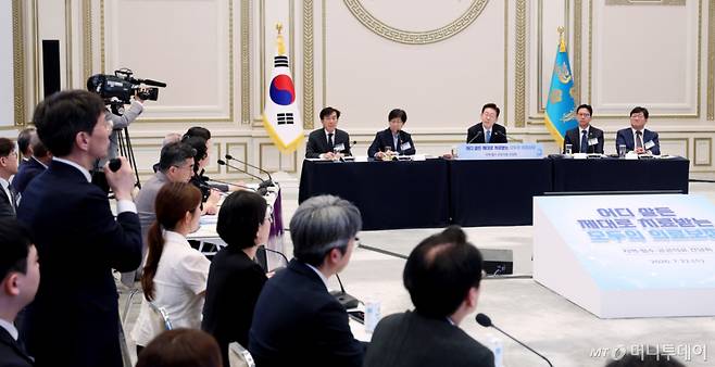 [서울=뉴시스] 조성봉 기자 = 이재명 대통령이 22일 청와대 영빈관에서 열린 '지역필수공공의료 간담회'에서 참석자의 질문을 받고 있다.   테이블석 왼쪽부터 정기현 의료혁신위원장, 정은경 보건복지부 장관, 이 대통령, 배경훈 부총리 겸  과학기술정보통신부 장관, 서준범 국가인공지능전략위원회 AI기본의료소그룹장. 2026.07.22. suncho21@newsis.com /사진=김진아