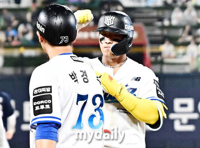21일 오후 경기도 수원시 수원KT위즈파크에서 진행된 '2026 프로야구 KBO리그' KT위즈와 두산베어스의 경기. KT 안현민이 5회말 1사 2루서 1타점 적시타를 터뜨리고 있다./마이데일리