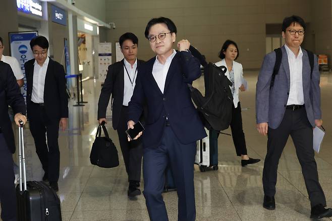 김정관 산업통상부 장관이 23일 미국 워싱턴에서 열리는 한미 조선협력센터 개소식에 참석하기 위해 22일 인천국제공항을 통해 출국하고 있다.    [연합]