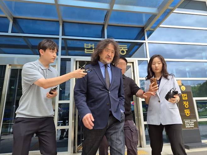 [서울=뉴시스] 이태성 기자 = 서울북부지법 형사14단독 강경묵 판사는 14일 오후 김씨의 정보통신망법 위반(허위사실에 의한 명예훼손) 등 혐의를 모두 유죄로 판단하고 벌금 2000만원을 선고했다. 김씨가 재판을 마치고 법원을 빠져나가는 모습. 2026.07.04. victory@newsis.com *재판매 및 DB 금지