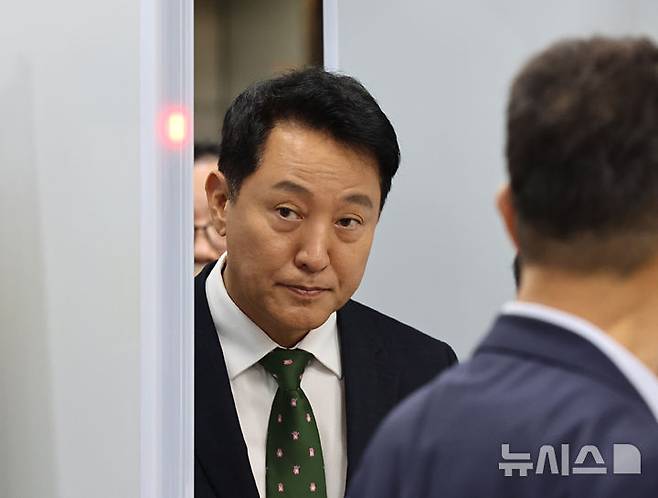 [서울=뉴시스] 김금보 기자 = 오세훈 서울시장이 22일 서울 서초구 서울중앙지방법원에서 열린 정치자금법 위반 혐의 1심 선고를 마친 뒤 법원을 나서고 있다. 2026.07.22. kgb@newsis.com