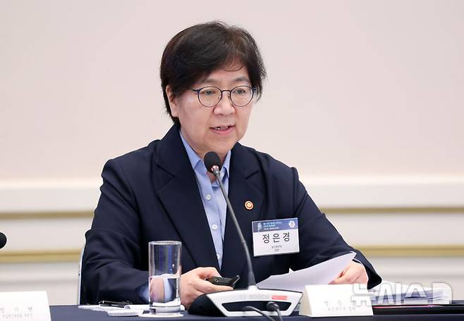 [서울=뉴시스] 조성봉 기자 = 정은경 보건복지부 장관이 22일 청와대 영빈관에서 열린 '지역필수공공의료 간담회'에서 지역필수공공의료 추진 전략을 발표하고 있다. 2026.07.22. suncho21@newsis.com