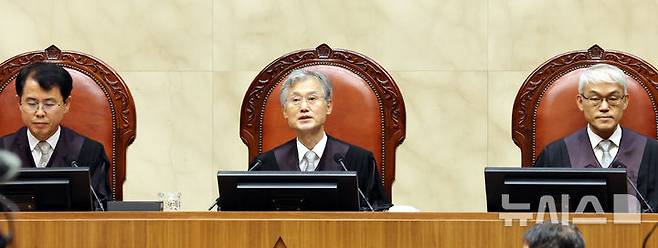 [서울=뉴시스] 박영태 기자 = 조희대 대법원장이 22일 서울 서초구 대법원에서 열린 대법원 전원합의체 선고에 참석해 발언하고 있다. 대법원은 이날 훈련 중 부대원 3명 앞에서 대위를 모욕한 해군 상사의 상관모욕 혐의 사건 등을 선고한다.?2026.07.22. since1999@newsis.com