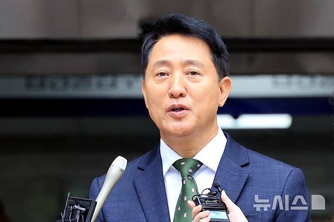 [서울=뉴시스] 김금보 기자 = 오세훈 서울시장이 22일 서울 서초구 서울중앙지방법원에서 열린 정치자금법위반 혐의 1심 선고를 마치고 취재진의 질문에 답하고 있다. 오 시장은 지난 2021년 서울시장 재보궐선거를 앞두고 정치 브로커 명태균 씨에게 총 10차례에 걸쳐 여론조사 결과를 제공받고 후원자 김 씨에게 3300만 원 상당의 비용을 대납하도록 한 혐의로 1심 벌금 1000만 원을 선고 받았다. (공동취재) 2026.07.22. photo@newsis.com