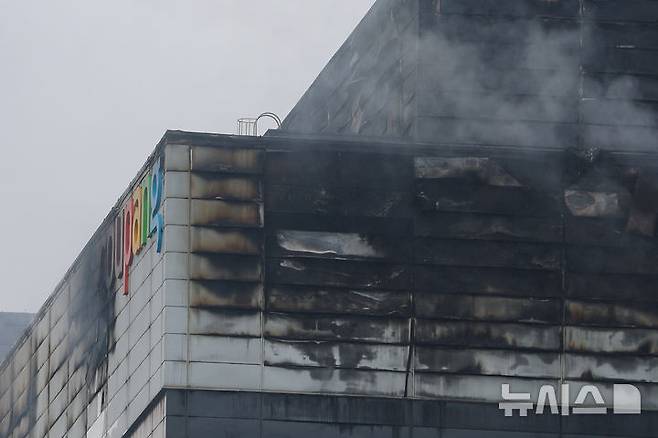 [인천=뉴시스] 김명년 기자 = 인천 서해구 석남동 쿠팡32물류센터 화재 닷새째인 22일 화재현장에서 연기가 솟아 오르고 있다. 2026.07.22. kmn@newsis.com
