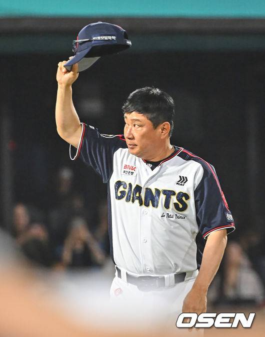 [OSEN=부산, 이석우 기자] 21일 부산 사직야구장에서 2026 신한 SOL KBO 리그 롯데 자이언츠와 SSG 랜더스의 경기가 열렸다. 홈팀 롯데는 비슬리가, 방문팀 SSG는 타케다가 선발 출전했다.롯데 자이언츠 김태형 감독이 SSG 랜더스에 6-2로 승리한 후 팬들에게 감사 인사를 하고 있다. 2026.07.21 / foto0307@osen.co.kr