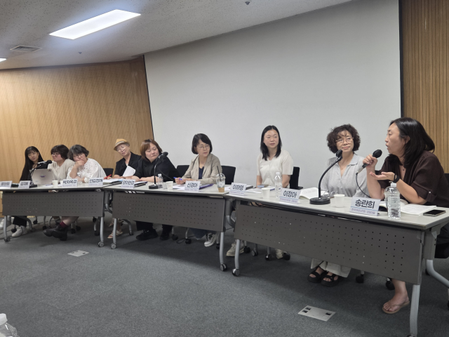 ▲한국여성단체연합은 21일 서울 동작구 서울여성플라자 시청각실에서 토론회를 열고 지난 1년 동안 이재명 정부가 펼친 여성/성평등 정책을 점검한 결과를 발표했다. 이날 토론회에는 성매매문제해결을위한전국연대, 한국여성노동자회, 한국여성민우회, 한국여성의전화 등 여성단체 다수가 함께했다.ⓒ프레시안(박상혁)