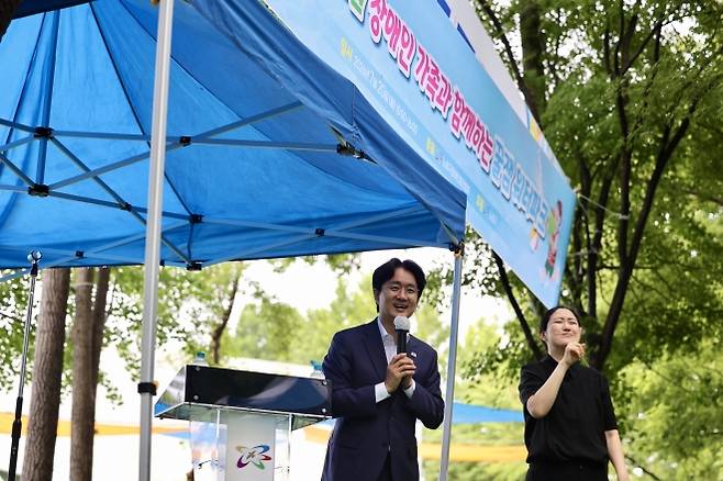 서준오(왼쪽) 서울 노원구청장이 지난 20일 화랑대 철도공원에서 열린 ‘노원 장애인 가족과 함께하는 꿀잼 워터파크’ 행사에서 인사말을 하고 있다. 노원구 제공