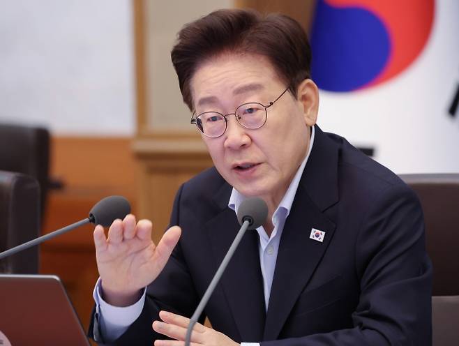 이재명 대통령, 국무회의 발언 - 이재명 대통령, 국무회의 발언     (서울=연합뉴스) 김도훈 기자 = 이재명 대통령이 21일 청와대에서 열린 국무회의에서 발언하고 있다. 2026.7.21     superdoo82@yna.co.kr (끝)