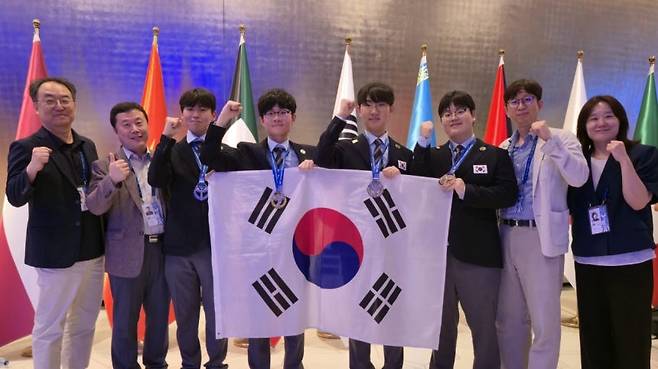 국제화학올림피아드 한국대표단이 이달 10일부터 19일까지 우즈베키스탄 타슈켄트에서 열린 국제화학올림피아드에서 전원 메달을 수상했다. 사진제공=과학기술정보통신부