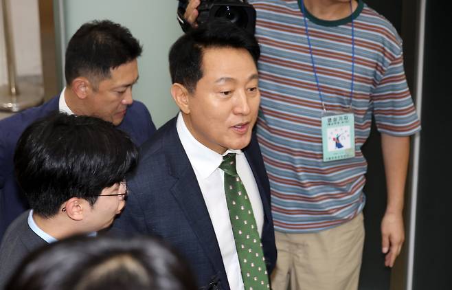 정치 브로커 명태균씨로부터 여론조사를 받고 후원자를 통해 비용을 대납하게 한 혐의로 기소된 오세훈 서울시장이 22일 오후 서울 서초구 서울중앙지법에서 열린 공판에 출석하고 있다.  조태형 기자