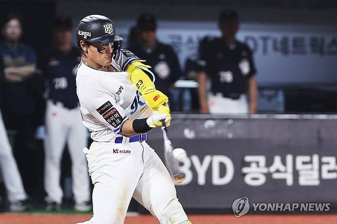 안현민 '1타점 적시타' (수원=연합뉴스) 홍기원 기자 = 21일 경기도 수원케이티위즈파크에서 열린 2026 KBO리그 프로야구 두산 베어스와 kt wiz의 경기. 5회말 1사 주자 3루에서 KT 안현민이 1타점 안타를 치고 있다. 2026.7.21 xanadu@yna.co.kr