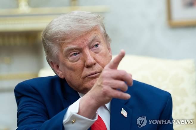 트럼프 대통령 도널드 트럼프 미국 대통령이 21일(현지시간) 워싱턴DC 백악관 오벌오피스에서 가진 조셉 아운 레바논 대통령과 회담 중 손짓하고 있다. [EPA=연합뉴스. 재판매 및 DB 금지]