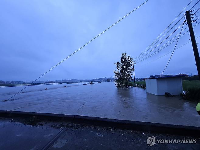 범람 위기 아산 인주면 밀두천 (아산=연합뉴스) 충남 아산에 22일 새벽 시간당 60㎜가 넘는 폭우가 쏟아진 가운데 인주면 밀두천이 범람할 위기에 처해 있다. 2026.7.22 [아산시 제공. 재판매 및 DB 금지] yej@yna.co.kr