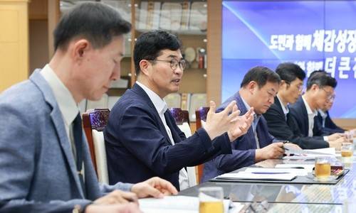 간부회의 주재하는 이원택 전북특별자치도지사(왼쪽 두번째) [전북특별자치도 제공. 재판매 및 DB 금지]