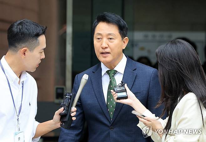 오세훈 "1심 선고 납득 안 돼…항소심에서 다툴 것" (서울=연합뉴스) 서명곤 기자 = 정치 브로커 명태균씨로부터 여론조사 결과를 받아보고 후원자에게 비용을 대납하게 한 혐의로 기소된 오세훈 서울시장이 22일 오후 서울 서초구 서울중앙지법에서 열린 선고 공판을 마친 뒤 법정을 나서며 취재진의 질문에 답하고 있다.
    서울중앙지법 형사합의22부(조형우 부장판사)는 이날 정치자금법 위반 혐의로 재판에 넘겨진 오 시장에게 벌금 1천만원을 선고했다. 2026.7.22 seephoto@yna.co.kr