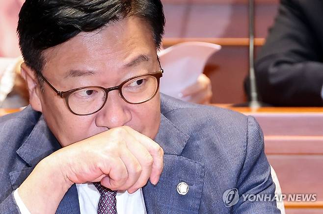 정점식 원내대표, '생각 중' (서울=연합뉴스) 배재만 기자 = 국민의힘 정점식 원내대표가 21일 국회에서 열린 의원총회에서 잠시 생각에 잠겨 있다. 2026.7.21 scoop@yna.co.kr