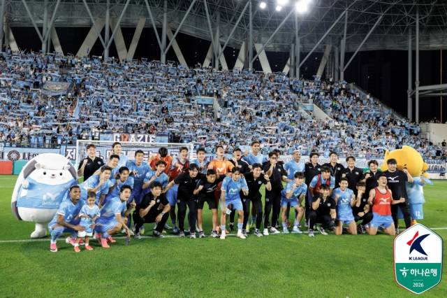 프로축구 K리그2 대구FC 선수와 코치진들이 11일 대구 아이엠벵크파크에서 열린 성남FC와의 홈경기에서 3대2로 승리 후 서포터즈인