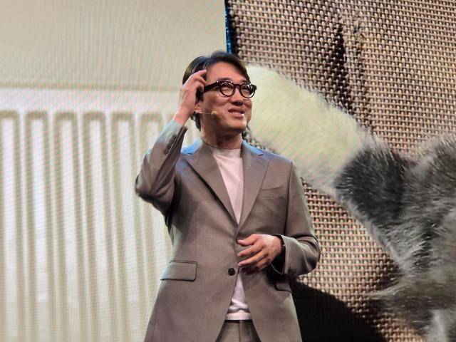 AI 글래스를 착용하고 무대에 오른 최원준 삼성전자 MX사업부 개발실장 겸 최고운영책임자(COO) 22일(현지시간) 오후 2시(현지시간) 영국 런던 올드 빌링스게이트(Old Billingsgate)에서 열린 '갤럭시 언팩 2026'에서 발표하고 있다. [사진=갤럭시 언팩 기자단]