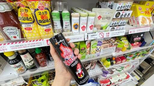 다이소 식품 코너에 상품들이 진열돼있다.